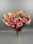 Фото флориста 1: Букет из 15 кустовых пионовидных розовых роз, в пленке с зеленью