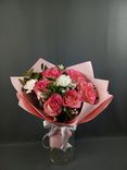 Фото флориста 3: Букет из роз, гвоздик и статицы «Секрет сердца»