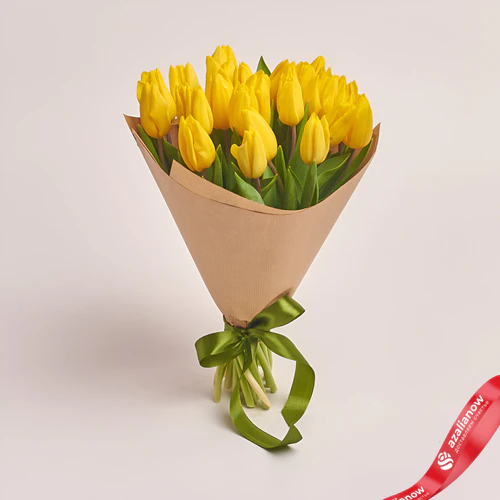 Фото 1: Букет из 25 желтых тюльпанов в крафте. Сервис доставки цветов AzaliaNow