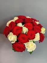Букет из 25 красных и белых роз. Фото флориста - 4