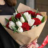 Маленькое фото 1: Букет из 10 белых тюльпанов и 9 красных гвоздик в крафте с лентой. Сервис доставки цветов AzaliaNow