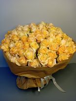Букет из 101 оранжевой розы в крафте, 50 см, Россия. Фото флориста - 0