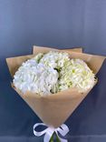 Фото флориста 1: Букет из 3 белых гортензий в крафте с белой лентой