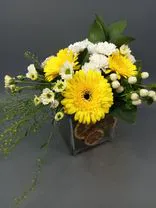 Фото флориста 1: Букет из желтых гербер, белых хризантем и зелени «Фантазия»