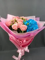 Фото флориста 2: Букет из розовых роз и голубой гортензии «Ты - моя жизнь»