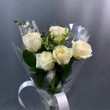 Фото флориста 1: Букет из 5 белых роз в пленке с белой лентой, 40 см, Россия