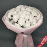 Маленькое фото 1: Букет из 9 белых кустовых хризантем «Алтай», в пленке с лентой