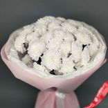 Маленькое фото 2: Букет из 9 белых кустовых хризантем «Алтай», в пленке с лентой