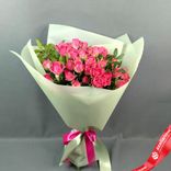 Маленькое фото 1: Букет «Императрица» из 11 розовых кустовых роз Кения в пленке с лентой