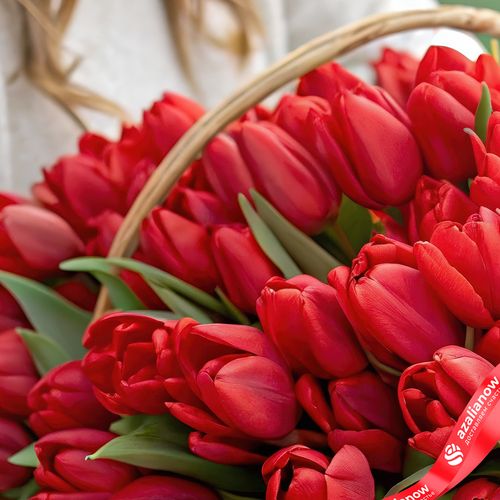 Фото 4: Букет из 47 красных тюльпанов в корзине