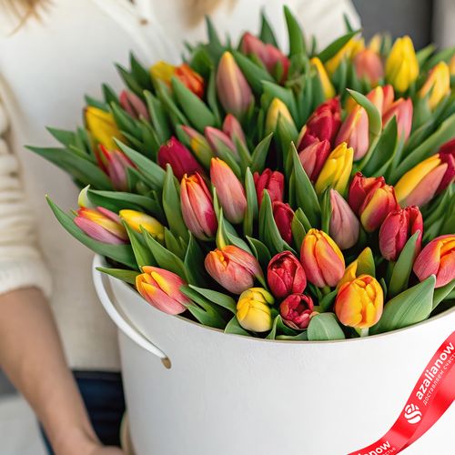 Фото 2: Букет из 47 красно-желтых тюльпанов в белой коробке