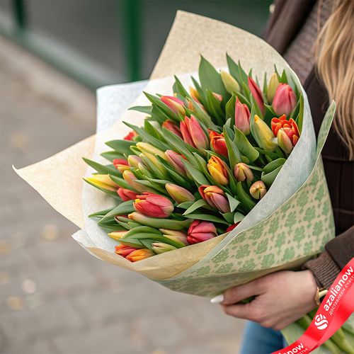 Букет из 35 красно-желтых тюльпанов в бумаге