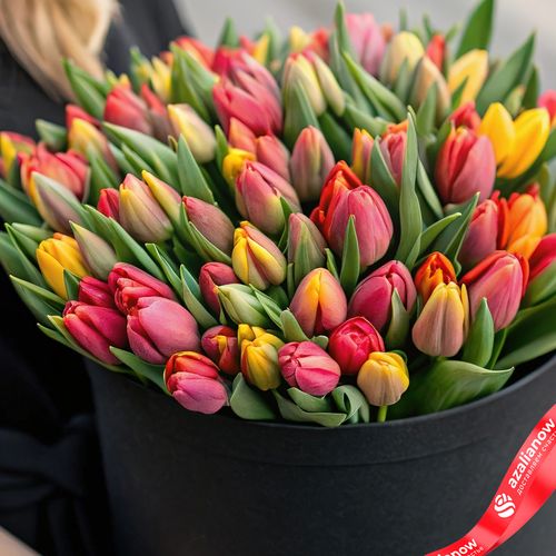 Фото 2: Букет из 47 красно-желтых тюльпанов в черной коробке