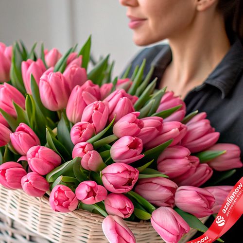 Фото 3: Букет из 47 розовых тюльпанов в корзине