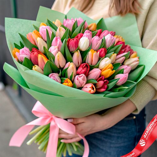 Букет из 47 тюльпанов микс в зеленой бумаге с розовой лентой