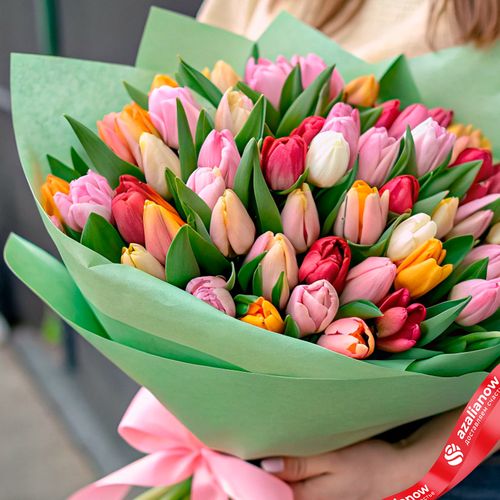 Фото 2: Букет из 47 тюльпанов микс в зеленой бумаге с розовой лентой