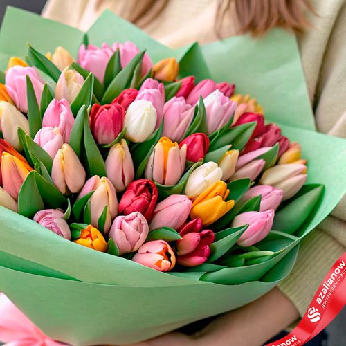 Фото 3: Букет из 47 тюльпанов микс в зеленой бумаге с розовой лентой