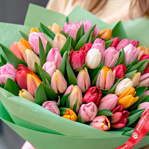 Фото 4: Букет из 47 тюльпанов микс в зеленой бумаге с розовой лентой