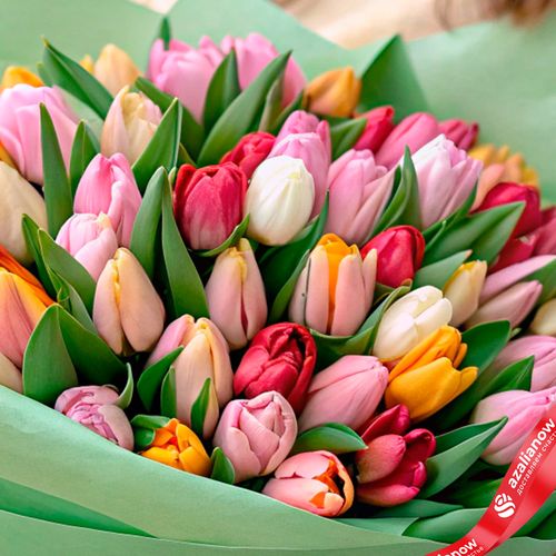 Фото 5: Букет из 47 тюльпанов микс в зеленой бумаге с розовой лентой