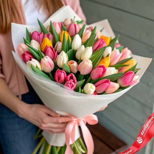 Букет из 47 тюльпанов микс в белой бумаге с розовой лентой