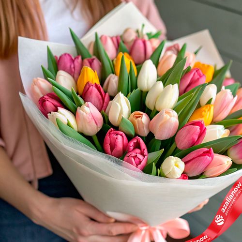 Фото 2: Букет из 47 тюльпанов микс в белой бумаге с розовой лентой