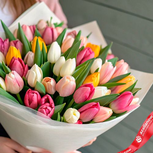 Фото 3: Букет из 47 тюльпанов микс в белой бумаге с розовой лентой