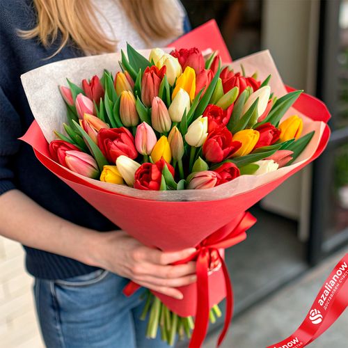 Букет из 39 тюльпанов микс в красной бумаге