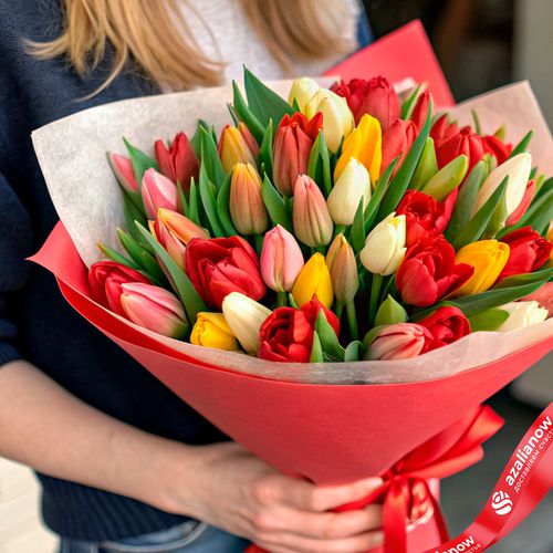 Фото 2: Букет из 39 тюльпанов микс в красной бумаге