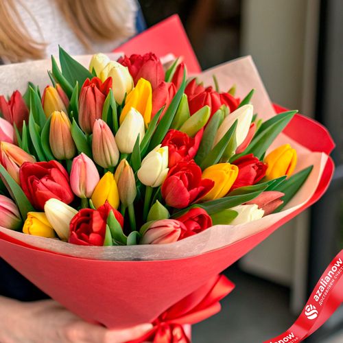 Фото 3: Букет из 39 тюльпанов микс в красной бумаге