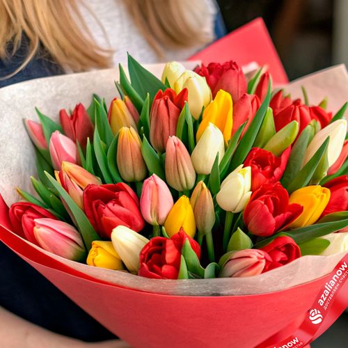 Фото 4: Букет из 39 тюльпанов микс в красной бумаге