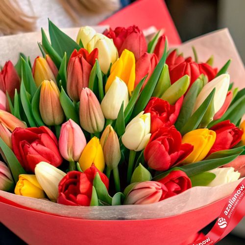 Фото 5: Букет из 39 тюльпанов микс в красной бумаге