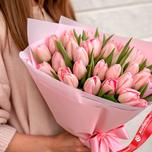 Фото 2: Букет из 25 розовых тюльпанов в розовой бумаге с лентой