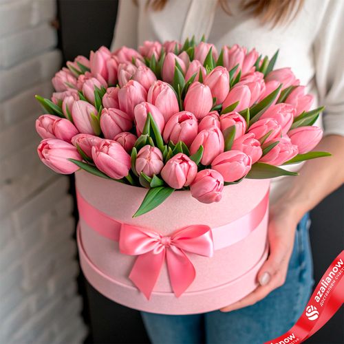 Букет из 47 розовых тюльпанов в розовой коробке с лентой