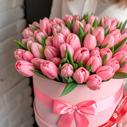 Фото 2: Букет из 47 розовых тюльпанов в розовой коробке с лентой
