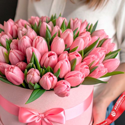 Фото 3: Букет из 47 розовых тюльпанов в розовой коробке с лентой
