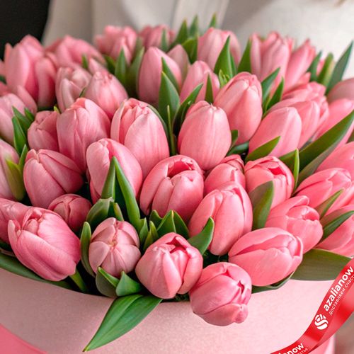 Фото 5: Букет из 47 розовых тюльпанов в розовой коробке с лентой