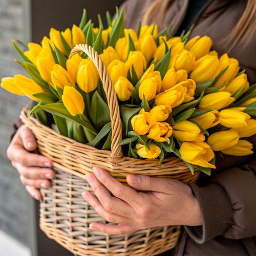 Букет из 47 желтых тюльпанов в корзине