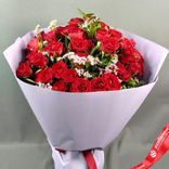 Маленькое фото 3: Букет «Триумф» из 11 красных кустовых роз Кения в пленке с лентой