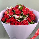 Маленькое фото 4: Букет «Триумф» из 11 красных кустовых роз Кения в пленке с лентой