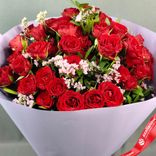 Маленькое фото 5: Букет «Триумф» из 11 красных кустовых роз Кения в пленке с лентой