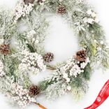 Маленькое фото 2: Гирлянда еловая с ягодами и шишками заснеженная, 183см, зеленый/белый