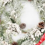 Маленькое фото 5: Гирлянда еловая с ягодами и шишками заснеженная, 183см, зеленый/белый