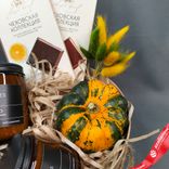 Маленькое фото 4: Подарочный набор «Осенний дар» из тыквы, сухоцветов, шоколада и ароматических свечей