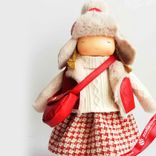 Маленькое фото 2: Сувенир «Девочка с сумкой», Н42х25х17см, красный