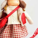 Маленькое фото 3: Сувенир «Девочка с сумкой», Н42х25х17см, красный