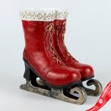 Маленькое фото 1: Сувенир «Коньки» (полирезин), Н18,5х19х11,5см, красный