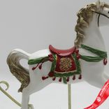 Маленькое фото 2: Сувенир «Лошадка» (полирезин), H23x25x7см, белый/красный