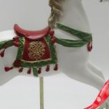Маленькое фото 3: Сувенир «Лошадка» (полирезин), H23x25x7см, белый/красный