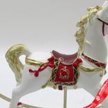 Маленькое фото 2: Сувенир «Лошадка» (полирезин), Н18х21х5,5см, белый/красный
