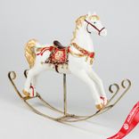Маленькое фото 3: Сувенир «Лошадка» (полирезин), Н23х25х7см, белый/красный/золотой